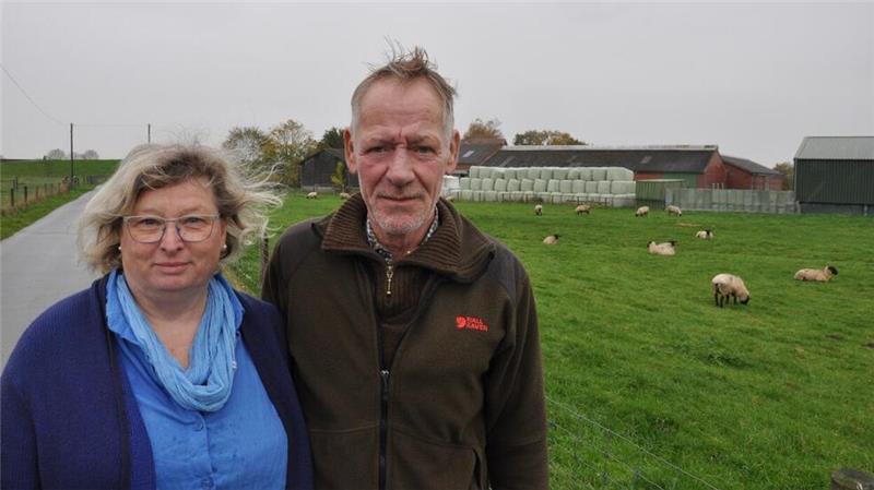 Nach 40 Jahren müssen sie als Deichschäfer aufhören Fast 40 Jahre lang haben Hilke und Hans-Gerd Strodthoff-Schneider die Deichschäferei am Flügeldeich bei Kleinensiel betrieben. Nun hören sie auf. Das Gelände der Schäferei weicht einem Großprojekt der Energiewende. Tennet baut dort zwei Konverterstationen, um Windstrom von See in Wechselstrom umzuwandeln.