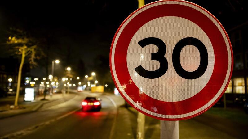 Amsterdam reduziert fast stadtweit auf Tempo 30 Fast 5.000 neue Geschwindigkeitsschilder wurden in Amsterdam installiert und 170 Ampeln angepasst. Die Gemeinde will einen sichereren und leiseren Verkehr in der Hauptstadt.