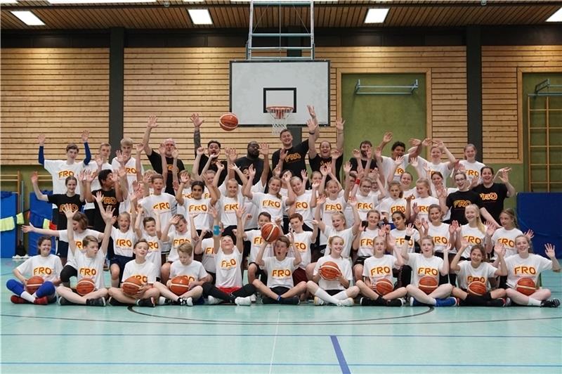 Fast 60 Jugendliche haben das zweitägige Camp der Fröhlich Basketball Academy in Stade genossen. Linda Fröhlich (Fünfte von hinten rechts) hofft auf weitere Zusammenarbeit. Fotos: Carla Fromme