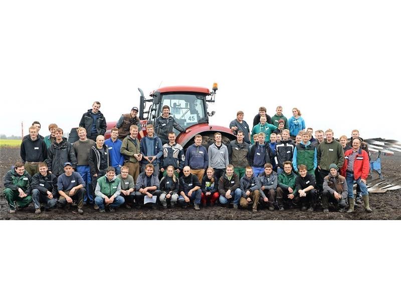 Fast 60 Pflüger, alles Fachschüler oder Auszubildende in der Landwirtschaft, beteiligen sich auf dem Acker der Familie Tomforde in Schwinge am traditionellen Kreisleistungspflügen . Kordländer