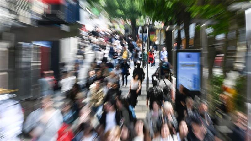 Schätzung: Rund 83,6 Millionen Menschen leben in Deutschland Fast 83,6 Millionen Menschen lebten zum Jahresende 2024 in Deutschland. (Symbolbild)