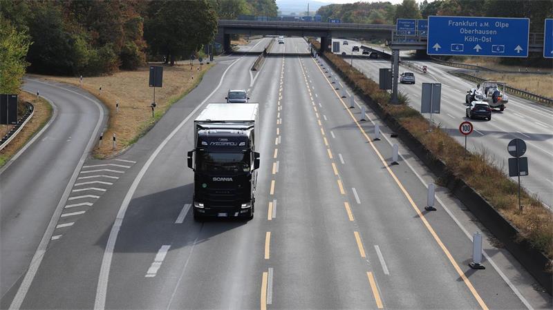 Fast alle Bundesländer haben das Fahrverbot für Lkw an Sonn- und Feiertagen vorübergehend aufgehoben.