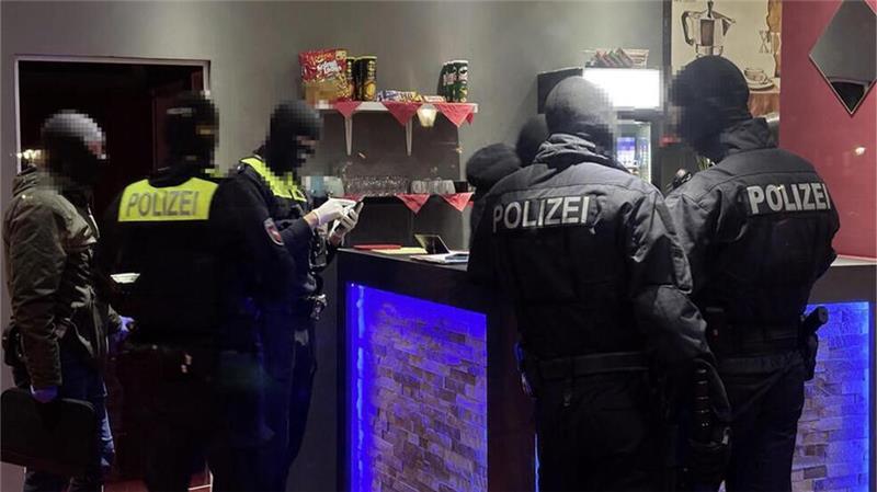 Fast alle Einsatzkräfte haben sich Sturmhauben übergezogen, um nicht erkannt zu werden.