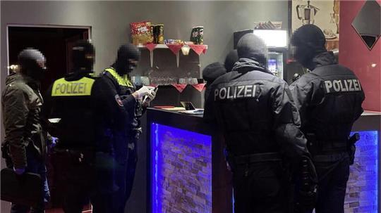 Fast alle Einsatzkräfte haben sich Sturmhauben übergezogen, um nicht erkannt zu werden.