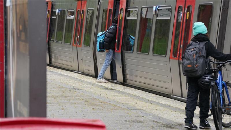 Fast alle Hamburger Schüler haben sich das kostenfreie Deutschlandticket besorgt. (Archivfoto)