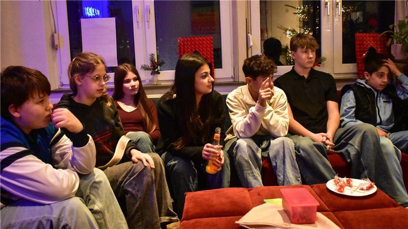 Fast alle Jugendlichen beteiligen sich an der Diskussionsrunde mit dem Bürgermeister in der Brüggerei.