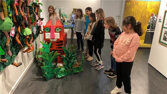 Fast alle Klassen der Grundschule Harburger Straße haben bei dem Projekt mitgemacht. Die Schüler der Klasse 2b kamen gleich am Eröffnungstag, um ihren Tiger Timmy in der Ausstellung zu besuchen.