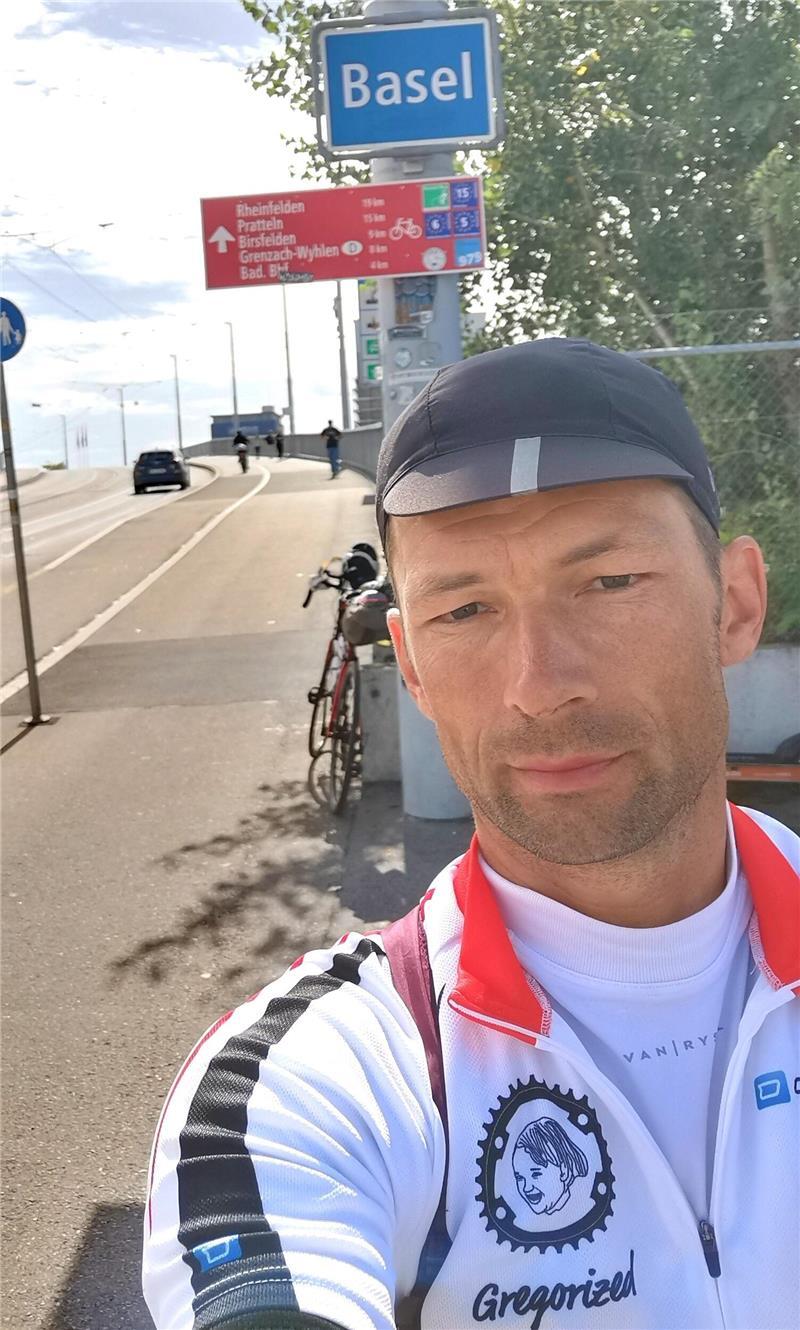 Ultracycling: Wie dieser Buxtehuder den Tod seines Kindes verarbeitet Selfie von Immanuel Buchholz vor einer Brücke in Basel
