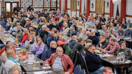 Fast ausverkauft: 350 Zuschauerinnen und Zuschauer waren am Freitagabend in die Festhalle nach Kutenholz gekommen.