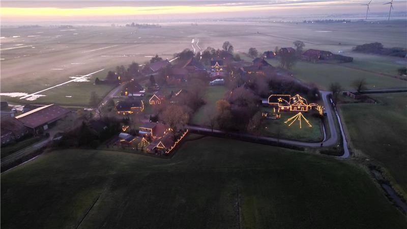 Fast das ganze Dorf Bingumgaste ist zur Adventszeit festlich beleuchtet.