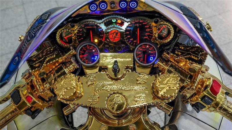 Fast das gesamte Cockpit des in Dubai und Abu Dhabi umgebauten Motorrads kommt in Goldoptik daher.