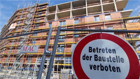 Fast der Hälfte der deutschen Wohnungsbaufirmen fehlen Aufträge.