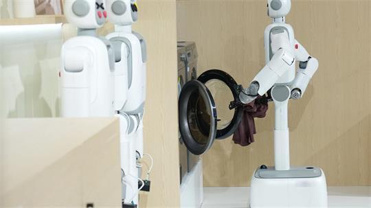 Fast die Hälfte der Menschen in Deutschland kann sich vorstellen, künftig einen menschenähnlichen Roboter im Haushalt einzusetzen. 