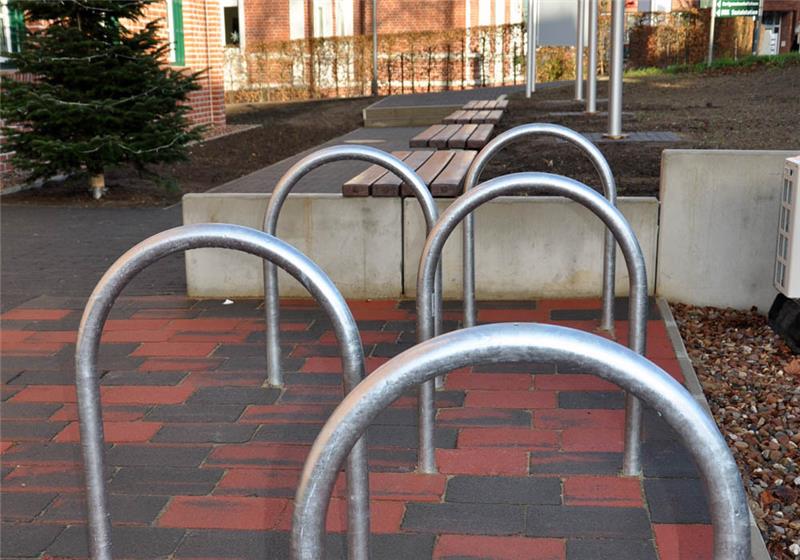 Fast die Hälfte günstiger als vorgesehen werden die acht neuen Fahrradbügel , die in der Form schon am neuen Rathaus in Steinkirchen stehen. Foto: Lankuttis
