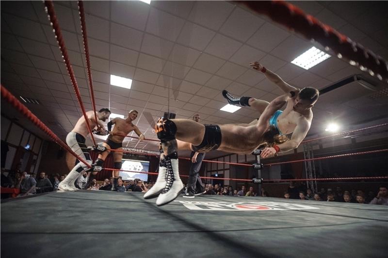 Fast drei Stunden Wrestling-Action bekamen die Fans in der Kutenholzer Festhalle zu sehen. Hier erwartet Tiny Tim eine böse Landung. Fotos: Jan Iso Jürgens