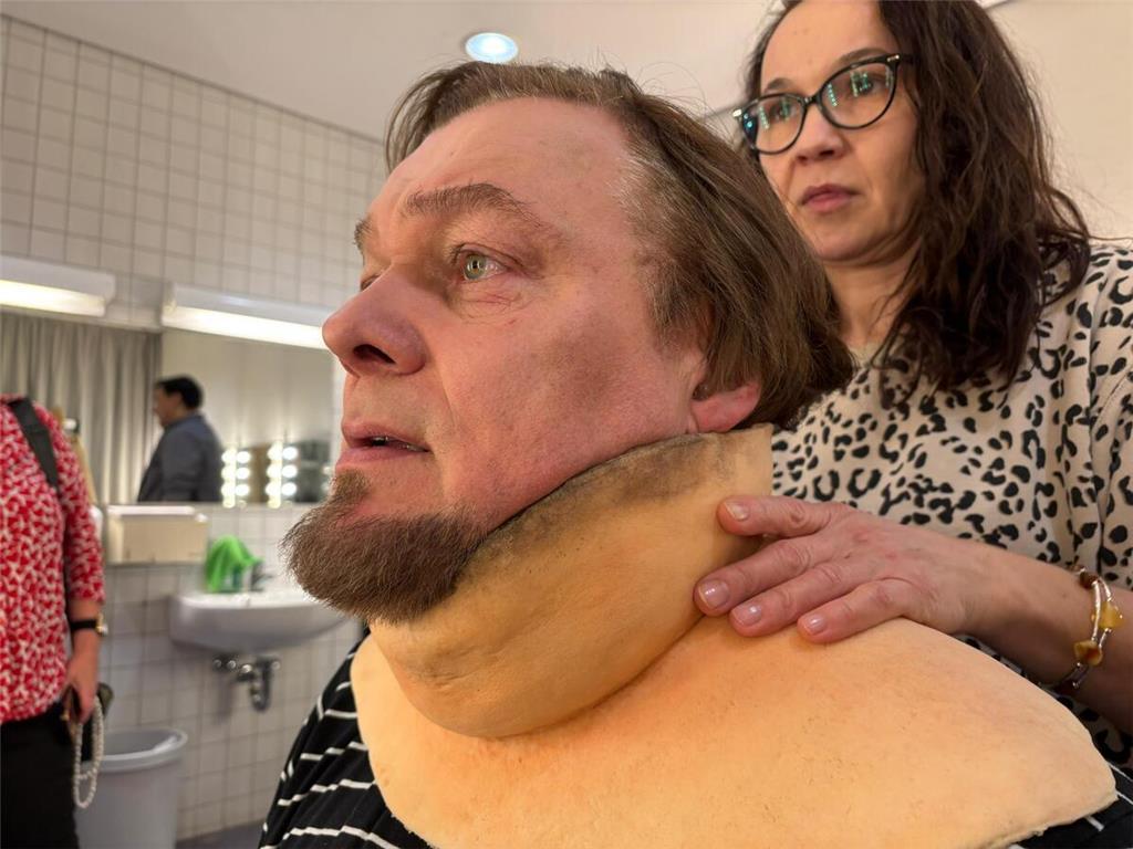 Fast drei Stunden lang muss Torsten Münchow in seiner zweiten Haut schauspielen ...