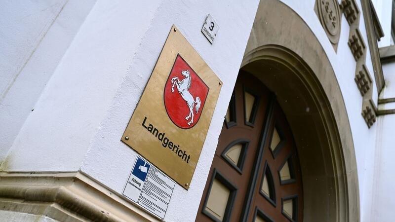 Fast eine halbe Million Euro soll ein Mann in seinem Amt als Verwaltungsleiter einer Schule im ostfriesischen Esens (Landkreis Wittmund) veruntreut haben. (Symbolbild)