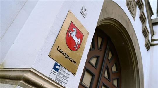 Fast eine halbe Million Euro soll ein Mann in seinem Amt als Verwaltungsleiter einer Schule im ostfriesischen Esens (Landkreis Wittmund) veruntreut haben. (Symbolbild)