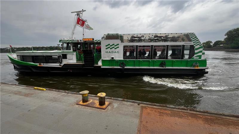 Von Buxtehude nach Hamburg: Als Pendler unterwegs im Baustellenchaos Fast eine kleine Hafenrundfahrt: Die Linie 62 verkehrt zwischen Finkenwerder und den Landungsbrücken.