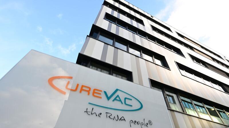 Impfstoff-Firma Curevac streicht fast jede dritte Stelle Fast jede dritte Stelle soll bei Curevac wegfallen.