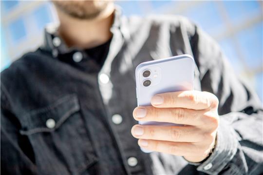 Fast jeder besitzt es: ein Smartphone. Doch manch einer fragt sich, ob die kleinen Geräte der Gesundheit schaden. Foto: Zacharie Scheurer/dpa-tmn