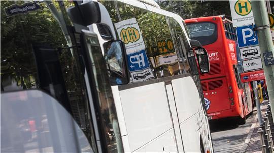 Fast jeder fünfte Bus, der beim TÜV geprüft wurde, hatte vergangenes Jahr erhebliche Mängel. (Archivbild)