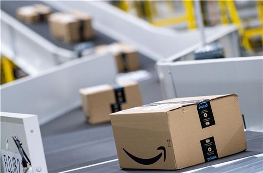 Fast jeder kennt sie, die „lächelnden“ Pakete von Amazon . In Winsen verlassen täglich mehr als 100 000 Pakete das riesige Logistikzentrum des US-Konzerns. Foto: Peter Steffen/dpa