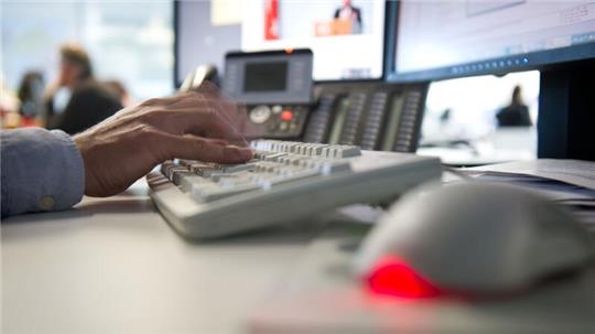Fast jeder vierte Büroarbeiter in Deutschland ist einer Umfrage zufolge unzufrieden mit seinem Job.