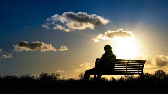 Fast jeder zweite Mensch in Schleswig-Holstein hat nach einer repräsentativen Umfrage bereits Einsamkeitsgefühle erlebt. (Symbolbild)