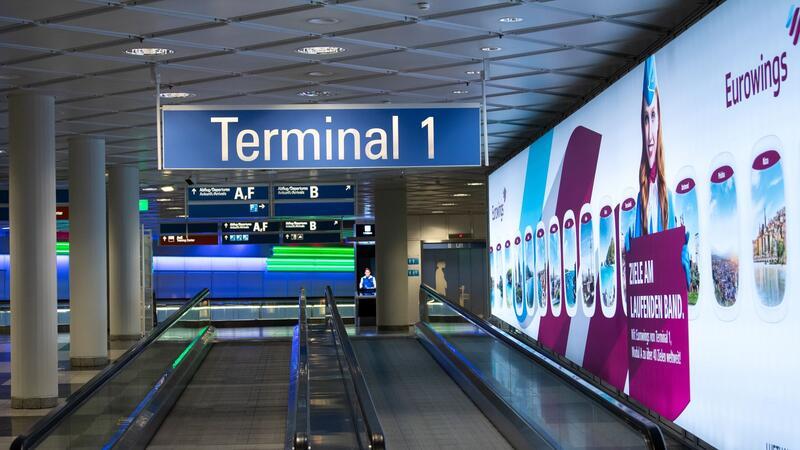 Fast menschenleer zeigt sich das Terminal 1 am Flughafen München, nachdem es zwischenzeitlich wegen einer Personenfahndung geräumt wurde.