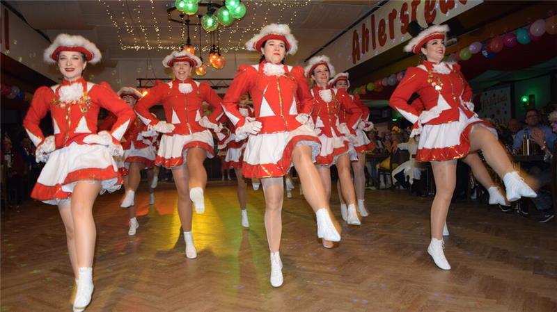 75 Jahre Karneval am Auetal: Das sind die tollsten Kostüme Fast neun Minuten lang zeigt die Tanzgarde ein Special aus den vergangenen 14 Jahren. Die Tänzerinnen hören in diesem Jahr auf.