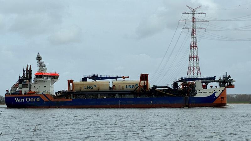 Vom Fluss zum Industriekanal: Kritiker der Elbvertiefung ziehen bittere Bilanz Fast täglich auf der Elbe unterwegs: Der LNG-betriebene Saugbagger Vox Apolonia von Van Oord hat ein Laderaumvolumen von 10.500 Kubikmetern.
