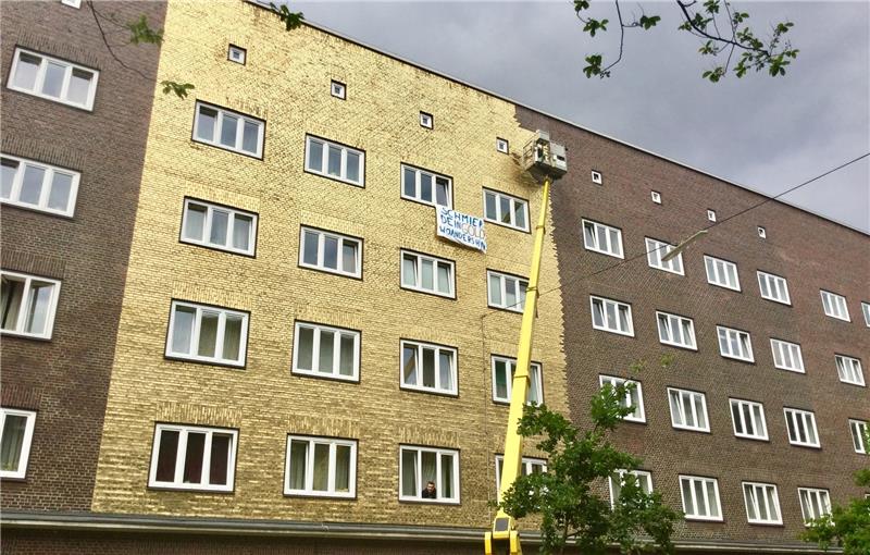 Fast vollbracht: Die umstrittene Vergoldung der Hauswand auf der Veddel ist so gut wie fertig. Foto Lorenz