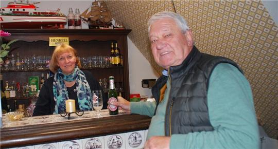Fast wie früher: Christine Klintworth und Reiner Klintworth, die nicht verheiratet oder verwandt sind, am Tresen der einstigen Helmster Gaststätte Sandkrug.