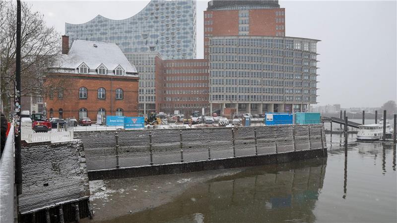 Fast zeitgleich mit dem Bericht des Rechnungshofes stellte Finanzsenator Dressel den Beginn der Kaimaueranierung an der Kehrwiederspitze vor. 