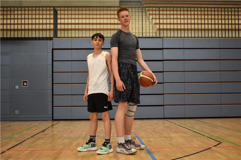 Basketball ist sein Leben: Talent vom VfL Stade will hoch hinaus Zwei Basketballer stehen Rücken an Rücken. Joris Rohde ist zwei Köpfe größer als sein Mitspieler Radwin.