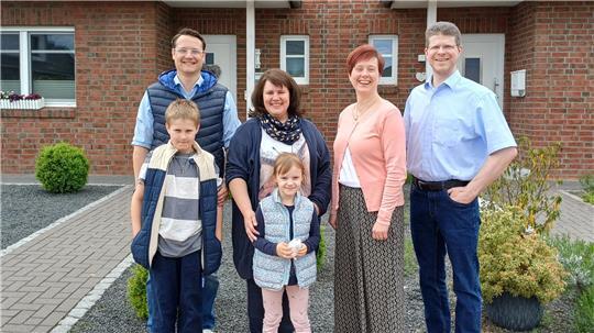 Fast zwölf Jahre wohnen sie Wand an Wand in einem Doppelhaus: Sebastian und Melanie Becker mit ihren Kindern Justus und Florentine (links) sowie Nina Kuhnigk und Nils Ball.