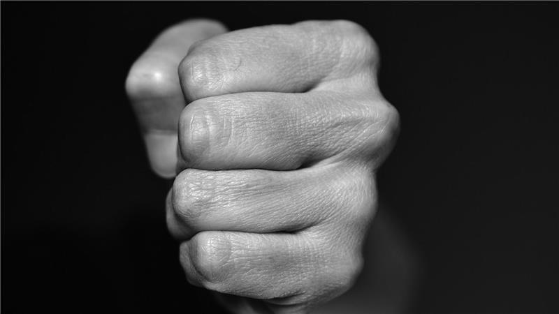 Faust Gewalt Gericht Symbolbild