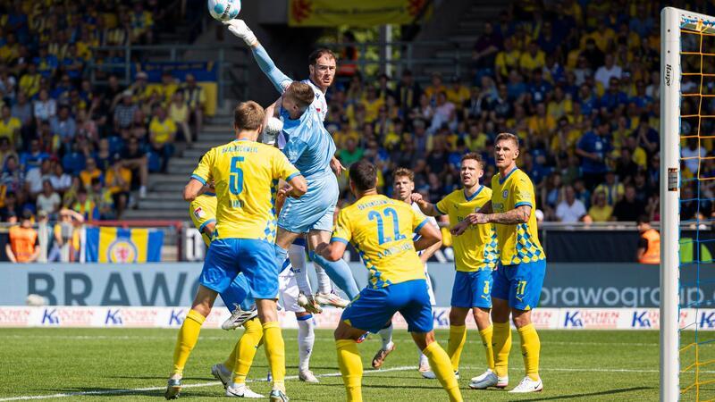 Trotz früher Führung: Braunschweig verliert weiter Faustabwehr geglückt: Braunschweigs Torwart Lennart Grill gegen Karlsruhe in Aktion.