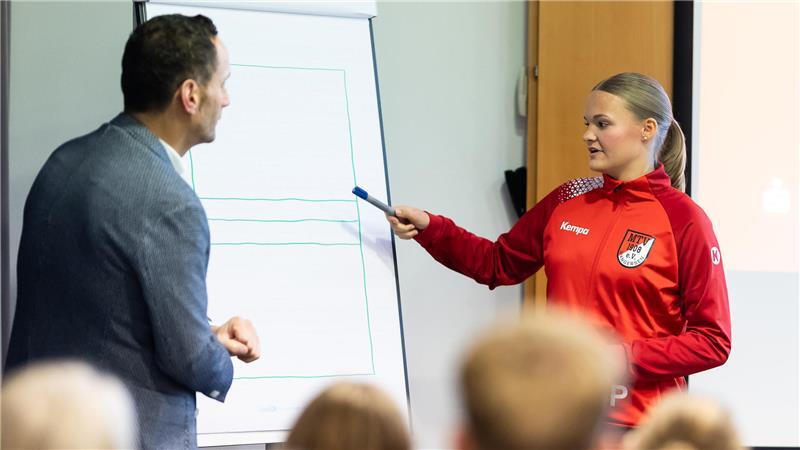 Faustballspielerin Svea Poppe.