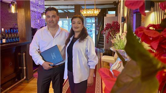Die Betreiber Fazel und Mariam Nejati stehen im Eingangsbereich ihres Restaurants Nila in Buxtehude.