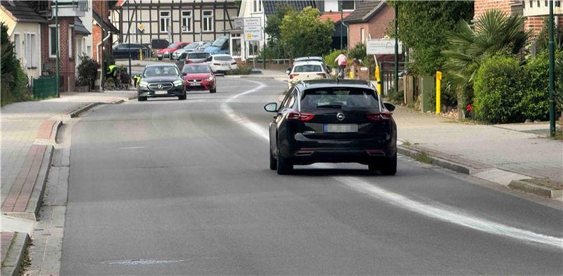 Fehlgeschlagene Markierungsarbeiten? Nein, eine Kalkspur. Die Linie führt von Weißenfelde nach Ohrensen.