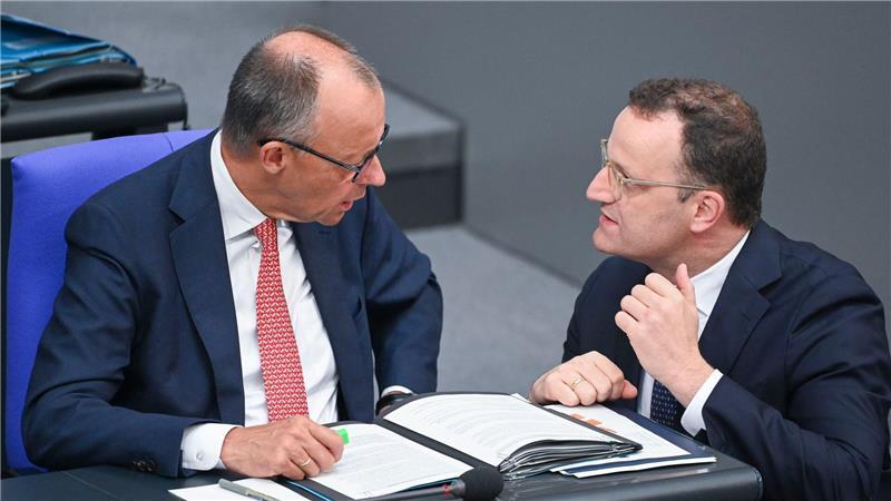 Was Schwarz-Rot von der Ampel unterscheidet – oder was nicht Fehlt Bundeskanzler Friedrich Merz (links) und Fraktionschef Jens Spahn (beide CDU) das nötige Frühwarn-Radar für die Stimmung unter den Abgeordneten in der Unionsfraktion? (Archivbild)
