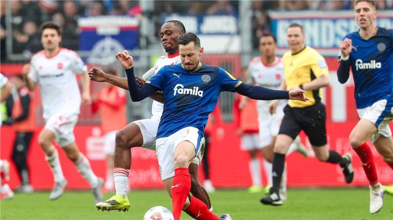 Fehlt Kiel im Saison-Endspurt: Kapitän Steven Skrzybski (r.). (Archivbild)