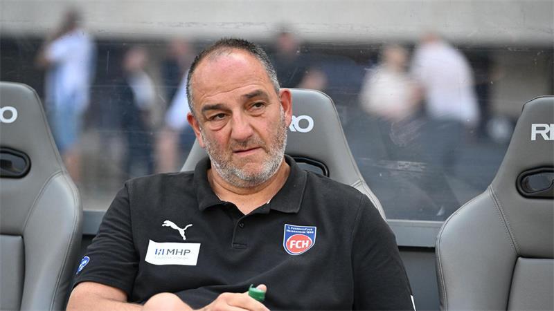 Fehlt gesperrt: Heidenheims Trainer Frank Schmidt. (Archivbild)