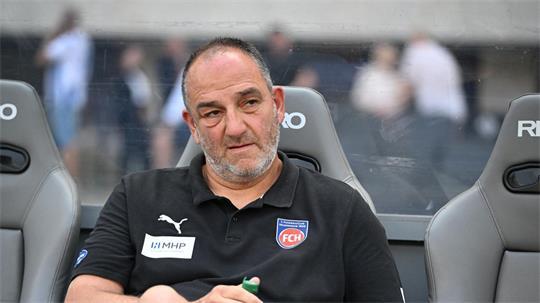 Fehlt gesperrt: Heidenheims Trainer Frank Schmidt. (Archivbild)