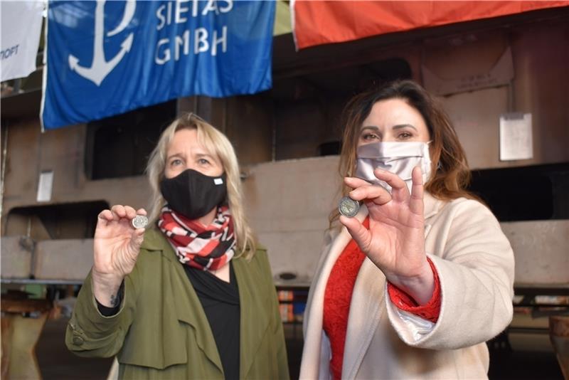 Feier unter Corona-Auflagen: Die Geschäftsführerinnen der Pella Sietas Werft in Neuenfelde, Beate Debold und Natallia Dean, halten die Münzen für die Kiellegung des Eisbrechers in ihren Händen: eine russische Fünf-Rubel- und eine Zwei-Euro-