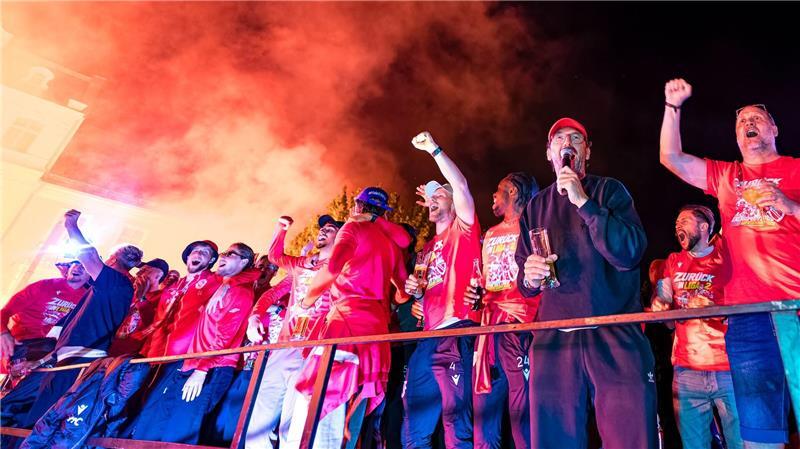 „Feierbiest“ Claus-Dieter Wollitz (3.v.r.) heizt die Stimmung an.