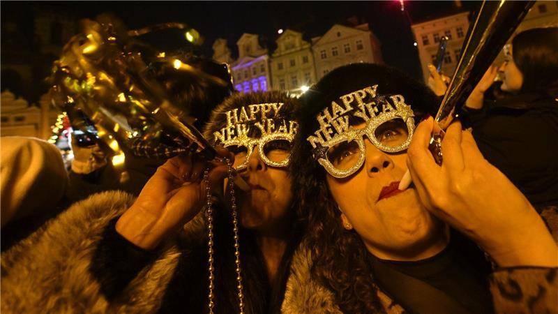 Feierlaune in Prag: Menschen begrüßen das neue Jahr in festlicher Stimmung