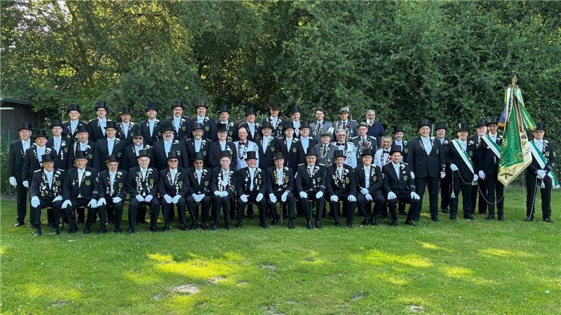 Feierlich in Uniform stellen sich Mitglieder des Schwarzen Rotts im Schützenverein Altkloster am 16. Juni 2026 zu einem Foto im Jahnstadion in Buxtehude-Altkloster auf. An dem Tag vor 125 Jahren gründete sich das Schwarze Rott.
